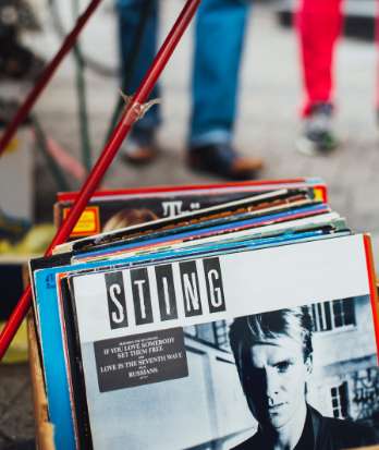 Stapel Schallplatten auf einem Flohmarkt