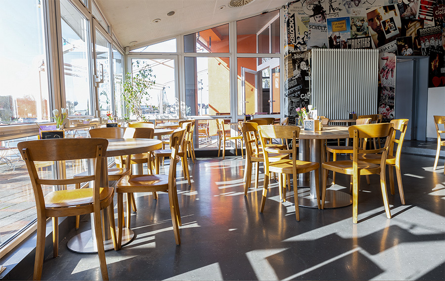 Blick auf die Fensterfront im großen, hellen Sumpflbume Café